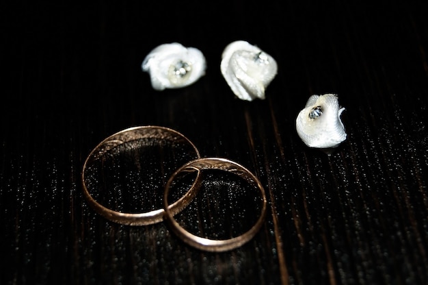 Rings with white flowers