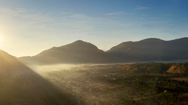 Rinjani-berg en Sembalun-dorp bij ochtend