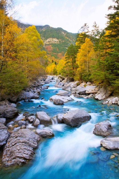 Rio Ara rivier Bujaruelo in Valle de Ordesa vallei Pyreneeën Huesca