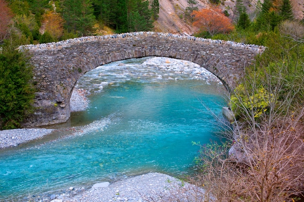 Rio ara rivier en brug san nicolas de bujaruelo in ordesa