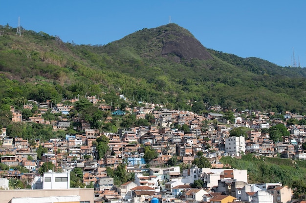 Rio, brasile - 24 settembre 2021: area urbana con baraccopoli, edifici semplici solitamente costruiti sui pendii della città