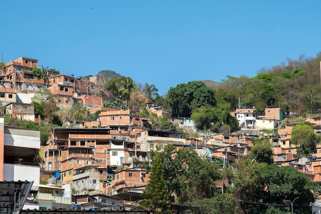 Rio, brasile - 24 settembre 2021: area urbana con baraccopoli, edifici semplici solitamente costruiti sulle colline della città