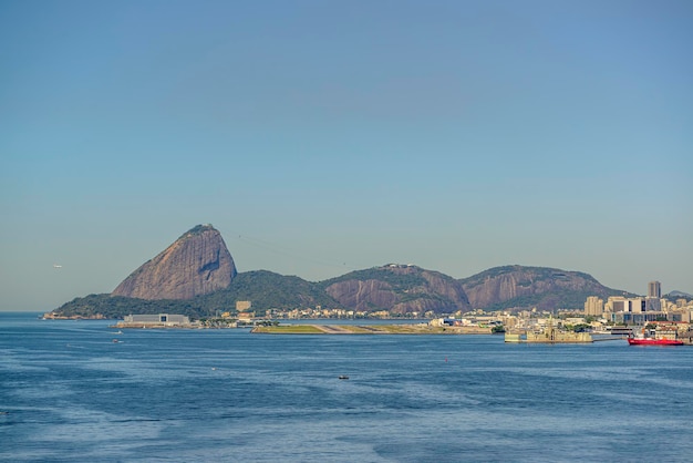 Rio de janeiro brasile centro città visto dal ponte rio niteroi in una mattina di sole