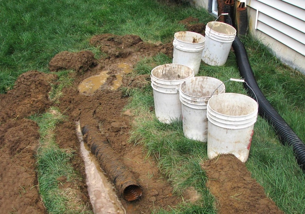 Riolering probleem. Zwarte gegolfde kunststof buis op de grond. Buizen voor gebruik buitenshuis.