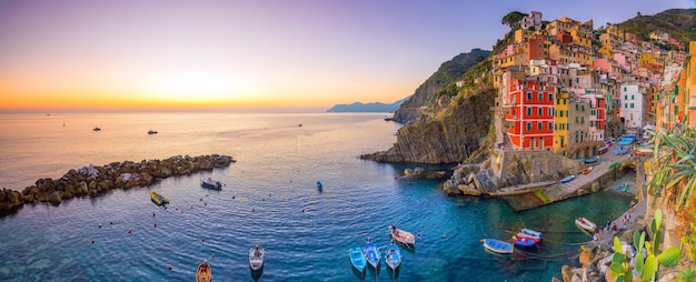 Riomaggiore, de eerste stad van de cique terre-reeks van heuvelsteden in ligurië, italië