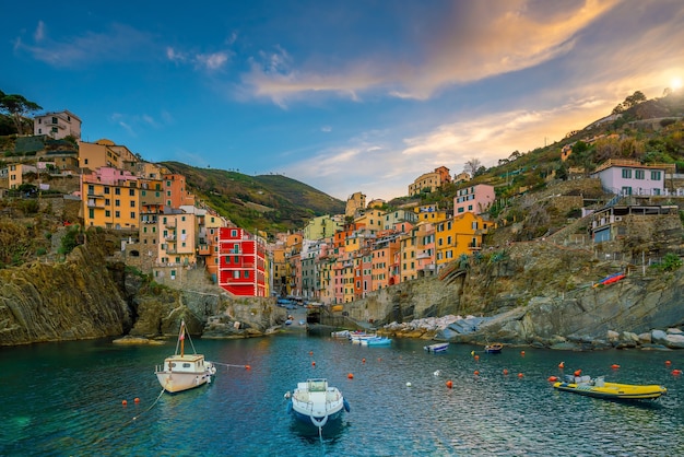 Riomaggiore, kleurrijke stadsgezicht op de bergen boven de Middellandse Zee in Cinque Terre Italië Europa