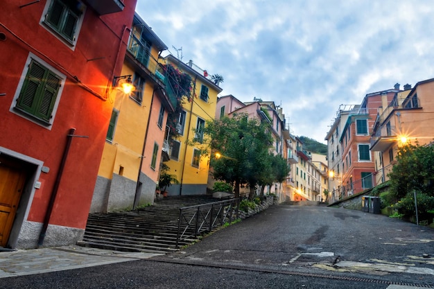 Riomaggiore Visserswijk de haven van een klein Italiaans vissersdorpje in de avond