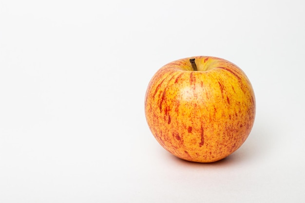 спелое яблоко на белом фоне