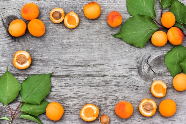 Photo ripe apricots on a black wooden background with copy space for your text. view from above. flat lay