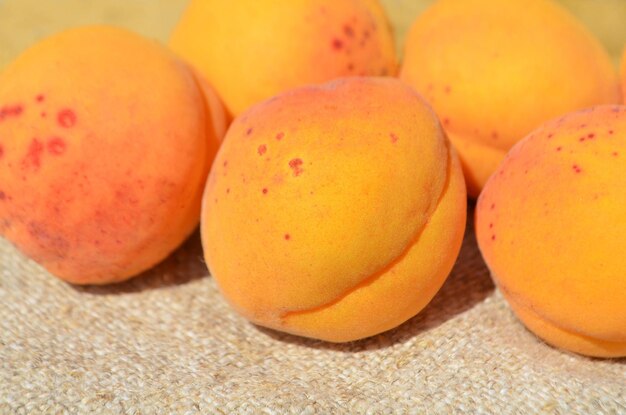 Спелые абрикосы Свежие сладкие абрикосы на столе