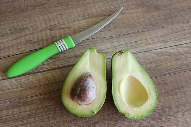 Avocado maturo l'avocado viene tagliato in due parti uguali. concetto di nutrizione sana