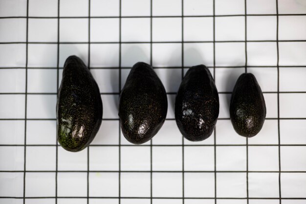 Foto frutti maturi di avocado di varie dimensioni