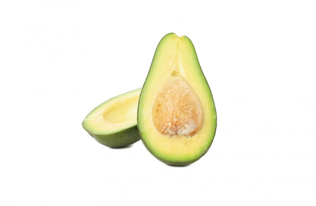 Metà mature dell'avocado isolate su bianco isolate