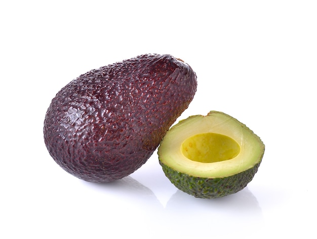 Avocado maturo su sfondo bianco