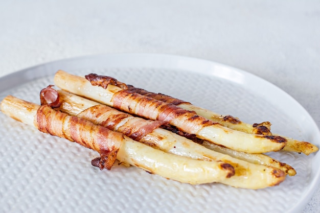 熟した焼きアスパラガス、ベーコン、朝食、昼食、バーベキューのおかず。