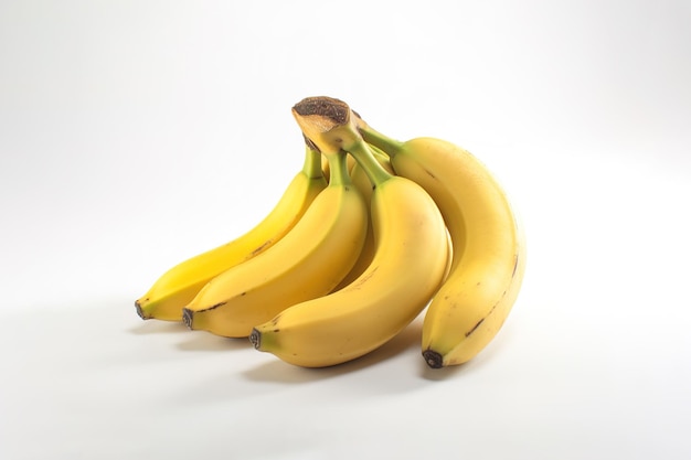 熟したバナナの束に孤立した白い背景