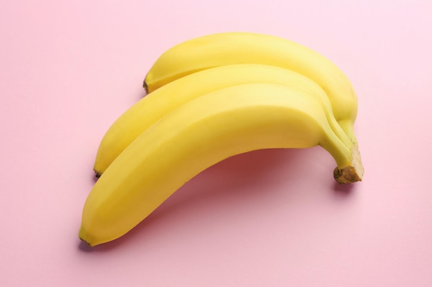 色の背景に熟したバナナ