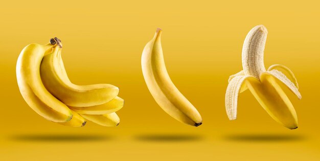 白い背景に分離された熟したバナナ