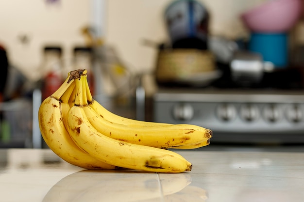 Banane mature su un concetto di cucina casalinga del bancone della cucina