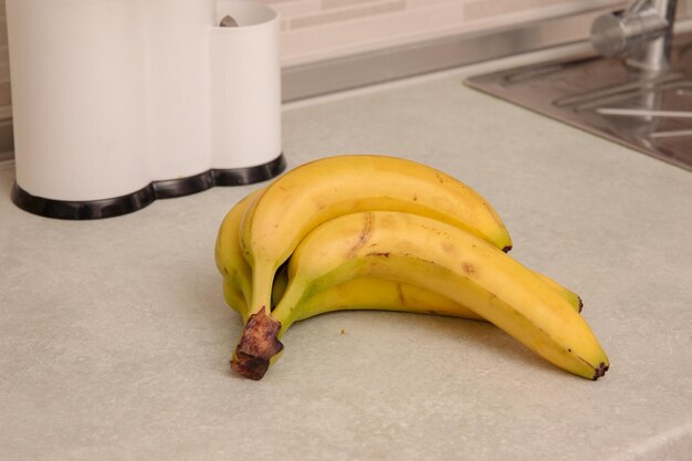 Foto banane mature su un tavolo fotografia di frutta colorata e sana