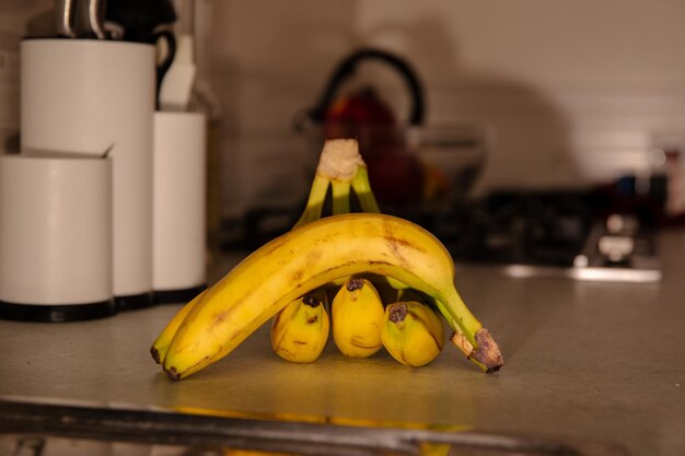 Foto banane mature su un tavolo fotografia di frutta colorata e sana