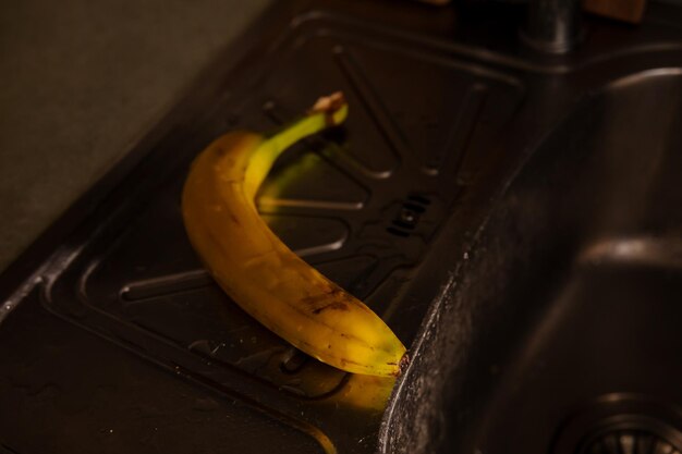 테이블 위에 있는 익은 바나나 다채롭고 건강한 과일 스톡포토