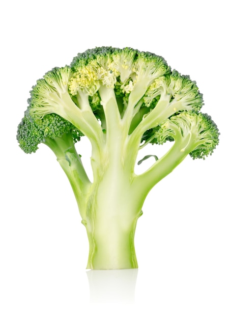 Broccoli maturi isolati su sfondo bianco