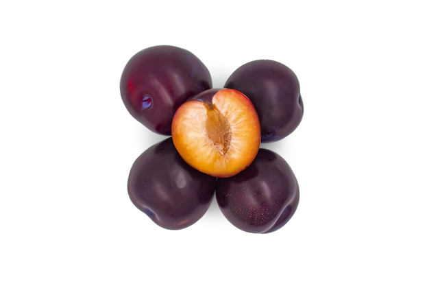 Photo ripe bunch of plum isolated on white background