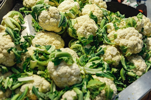 Photo ripe cauliflower in box on counter in supermarket