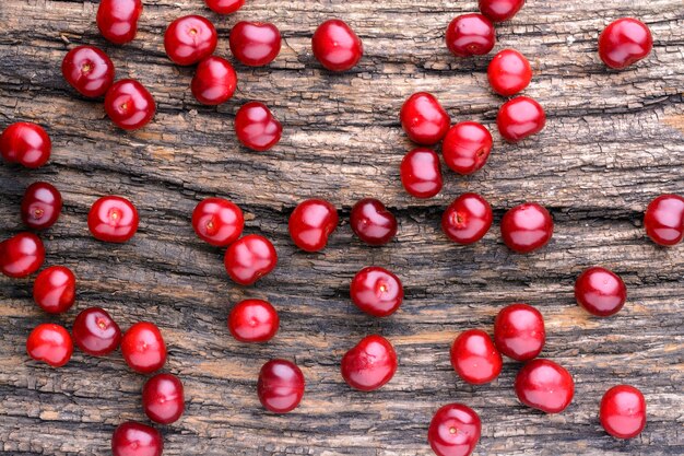 Photo ripe cherry on a wooden table