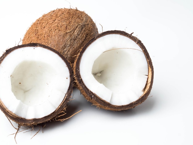 흰색 바탕에 잘 익은 코코넛