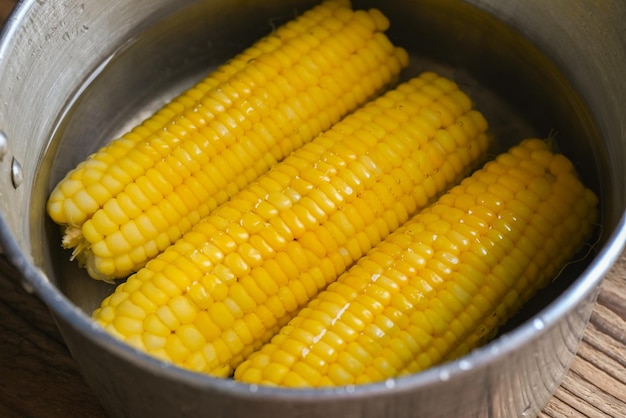 뜨거운 냄비에 요리한 찐 옥수수 또는 삶은 옥수수를 위한 익은 옥수수 속 sweetcorn