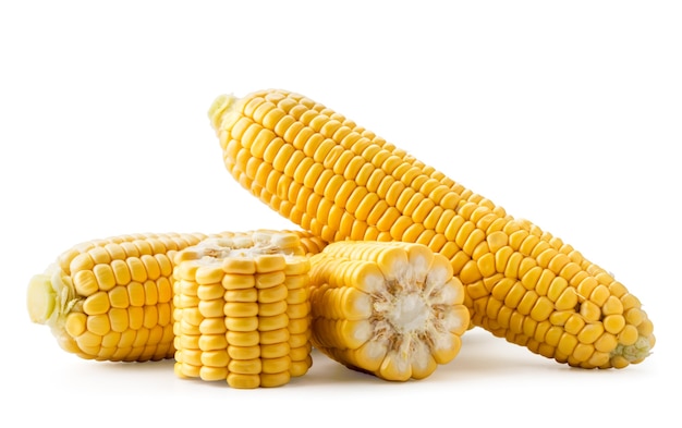 Спелая кукуруза и кусочки крупного плана на белом