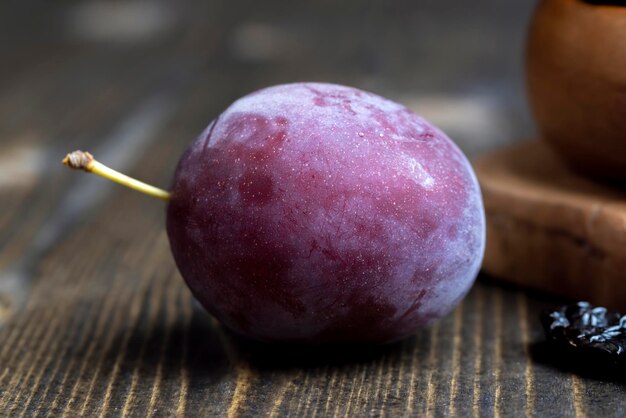 Foto prugne mature deliziose di colore scuro raccolte prugne mature per lo stoccaggio e la produzione di prugne