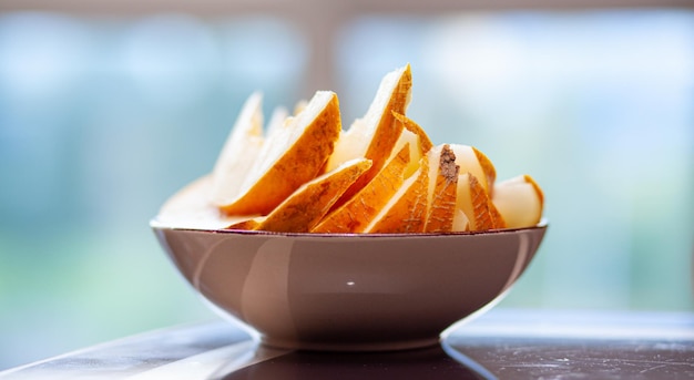 Photo ripe delicious and sweet melon cut into slices in a plate