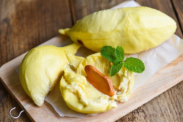 Buccia di durian matura sul tagliere di legno, frutta tropicale estiva fresca di durian