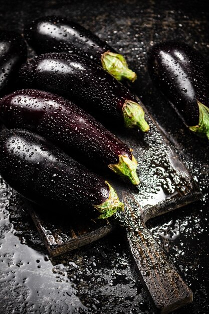 Foto melanzane mature con gocce d'acqua