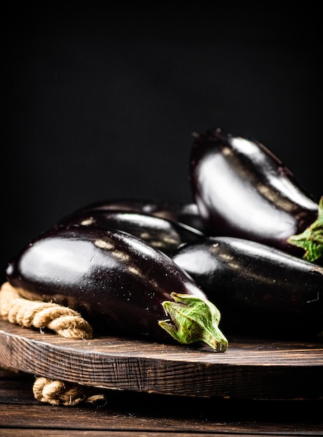 Foto aubergine mature su un vassoio di legno