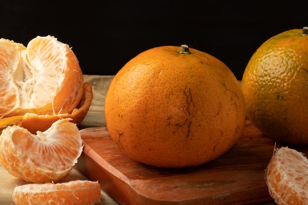 Photo ripe and fresh tangerines on table