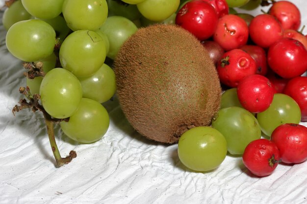 Foto collezione di frutti maturi su sfondo bianco