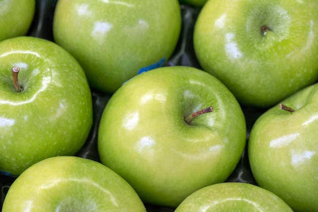 배경에 대 한 익은 녹색 신선한 육즙 사과.