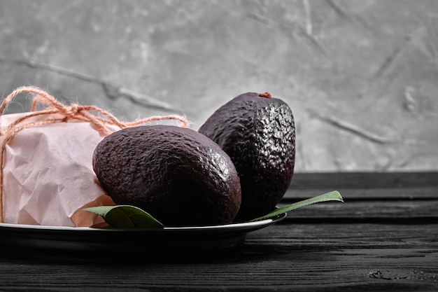 Ripe haas avocado fruit alligator pear avocado met zwarte schil voedingsmiddelen voor goede voedingsproducten