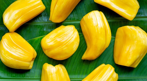 Ripe jackfruit on banana leaf.