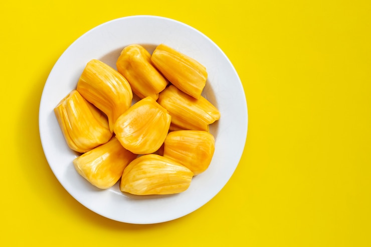 Photo 노란색 배경에 익은 jackfruit.