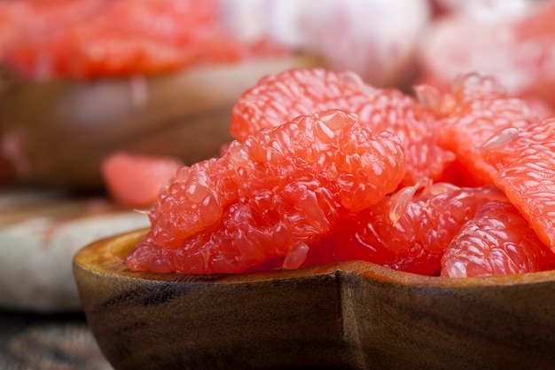 Спелый сочный грейпфрут нарезанный, готовый к употреблению цитрусовый сочный розовый грейпфрут