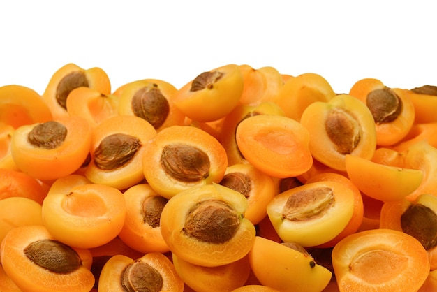熟したジューシーなオレンジ色のアプリコットは果物をスライスします。
