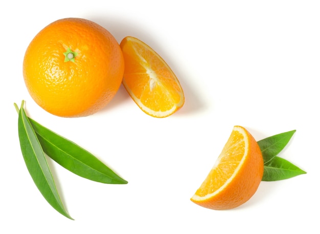 Спелый сочный сладкий апельсин и изолированные дольки