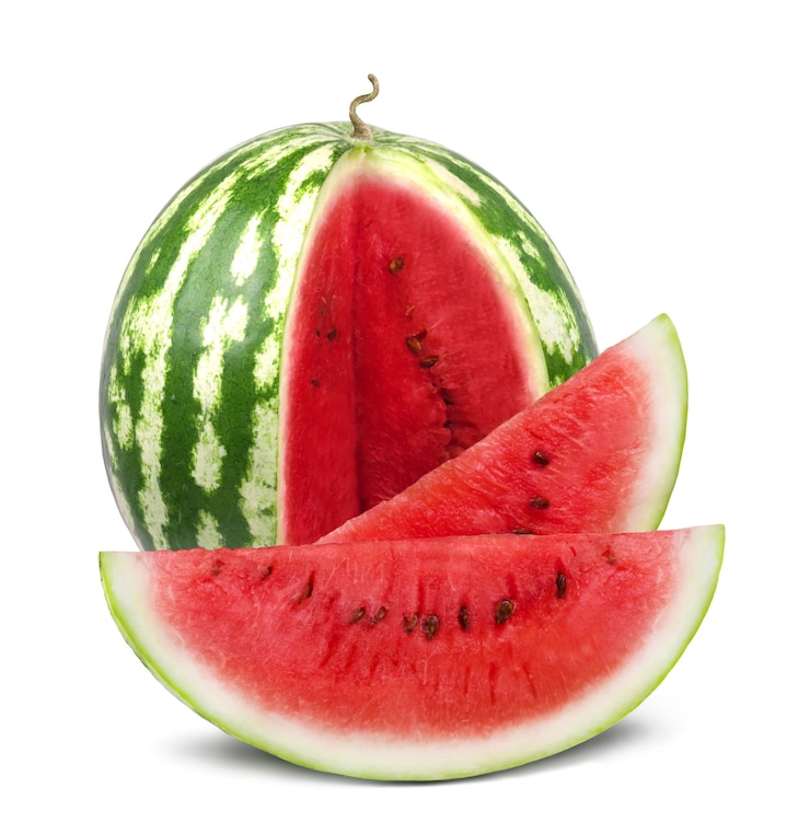 Photo ripe juicy watermelon and sliced watermelon slices isolated