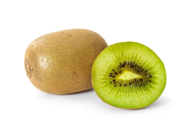 Foto kiwi maturi e mezzo kiwi isolati su sfondo bianco