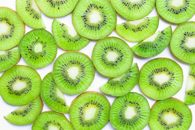 Photo ripe kiwi fruit slices isolated on white